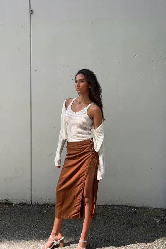 End-of-season clothing sale – Shop now for big savings!  KNIT CARDIGAN AND TANK SET