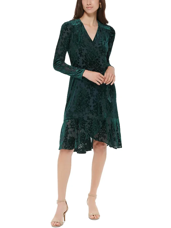 Trendy women’s clothing that suits every taste   Plus Womens V-Neck Knee Wrap Dress