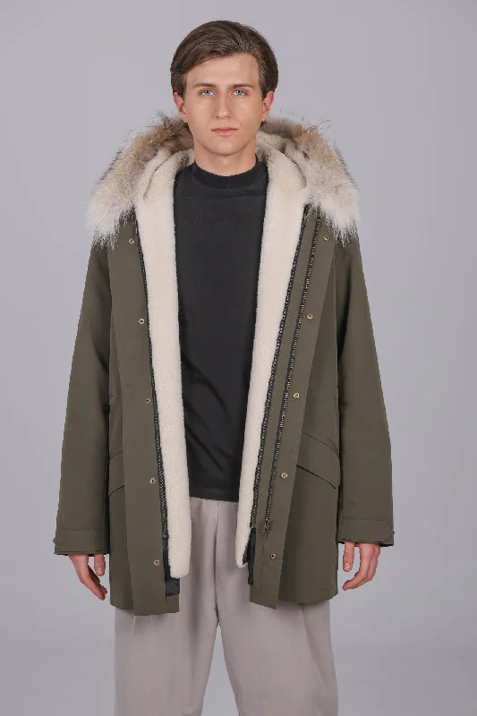 Shop stylish, comfortable men’s clothing at discounted prices. Parka Lungo in misto cotone impermeabile Coyote e shearling Shop stylish, comfortable men’s clothing at discounted prices. Parka Lungo in misto cotone impermeabile Coyote e shearling