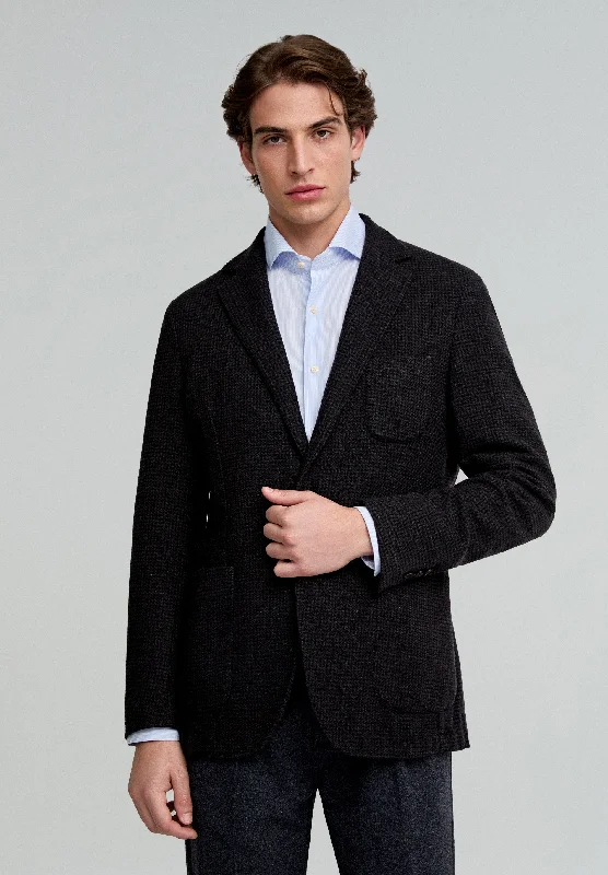 Shop the latest men's clothing trends at a fraction of the price.  VESTE LAINE CARREAUX