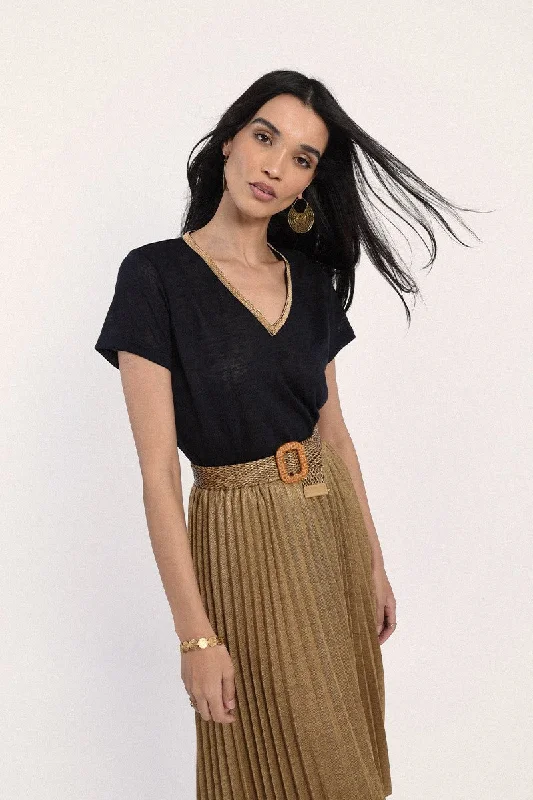 Effortlessly chic outfits for the modern woman   Molly Bracken Navy Blue Knitted Tee